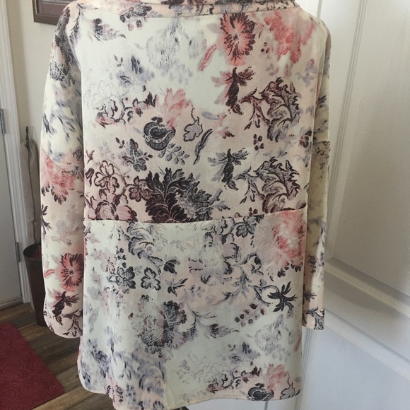 Chico’s Top - Picture 3 of 5